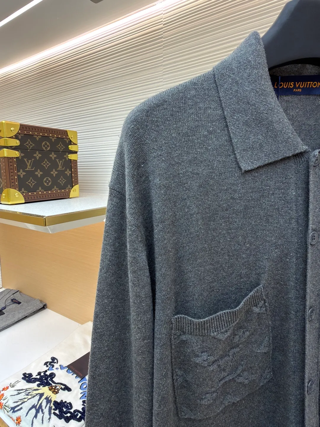 LOUIS VUITTON solid color LOGO intarsia long-sleeved sweater ●Original version: Purchased and developed in 19939 ●Item number: 1681417-A85 ●Fabric: combed cotton fabric ●Technology: knitted intarsia production ●Color: gray ●Version: fitted version ●Weight: about 365 grams ●Size: S-M-L-XL ●Description: This knitted shirt is made of combed cotton fabric, which is made of precision knitting technology to present a delicate texture, with both softness and stiffness. The shirt collar design is processed through a three-dimensional narrowing process, making the collar shape flat and close to the neck line. The single-row buttons are custom-made metal buttons that are harmonious with the color of the body. They are sewn in precise position for smooth opening and closing. The chest pocket and brand logo use intarsia knitting technology. The pattern texture is clear and integrated with the knitted fabric, making the brand highly recognizable. The cuffs are ribbed knitted to fit the wrist tightly and have excellent resilience. The overall tailoring is a form-fitting version, and the multi-piece knitted structure is spliced. The lines are smooth and neat when worn. It not only retains the luxurious texture of knitted items, but also demonstrates the brand's high-end craftsmanship through exquisite intarsia technology. It is a boutique item that combines business and casual styles. The overall wiring is straight and delicate, the fabric is comfortable and soft, and the color is consistent without color difference. It can be matched with the same style to create a fashionable look and control various occasions. Customized accessories, complete with three standards, same style for men and women!